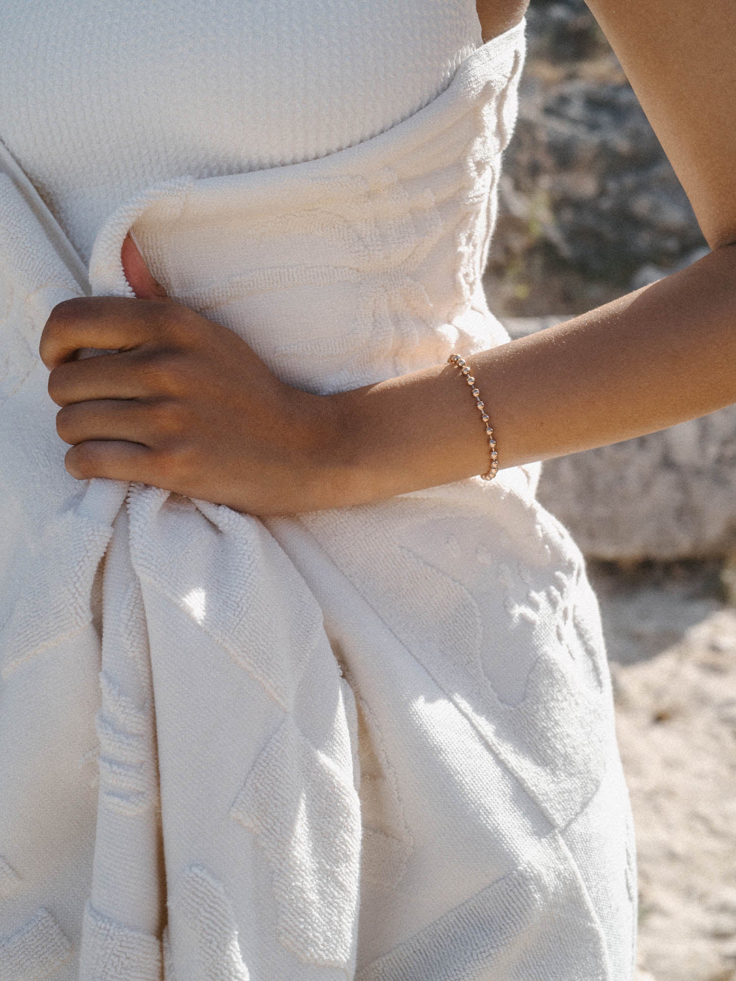 Zartes Armband aus Roségold mit Perlen, getragen am Handgelenk, PURELEI.