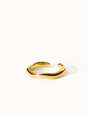 Goldenes, geschwungenes Ringdesign von PURELEI, elegant und modern.