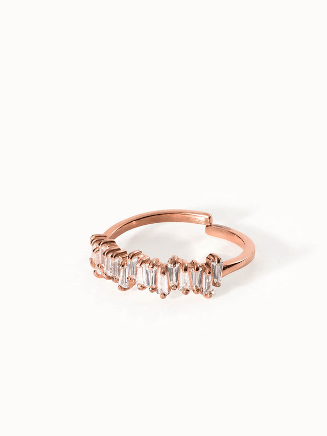 Roségoldener Ring mit klaren, länglichen Steinen von PURELEI, elegant und feminin.