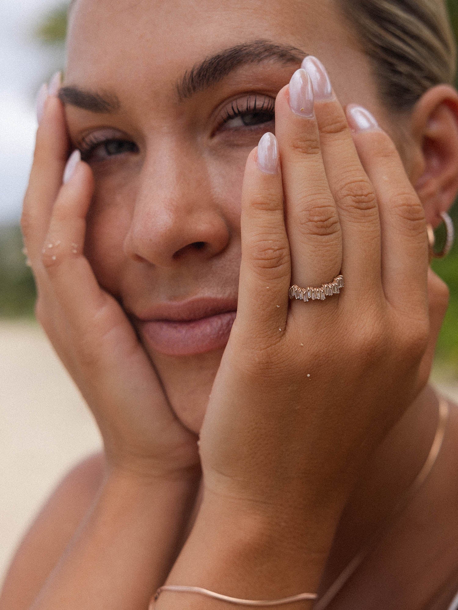 Eleganter Ring mit funkelnden Details, getragen von einer Frau mit strahlendem Lächeln – PURELEI.