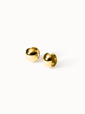 Goldene Ohrringe mit glänzender Oberfläche von PURELEI, elegant und modern.