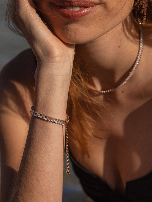 Roségoldenes Armband mit klaren Linien, getragen in warmem Licht, von PURELEI.