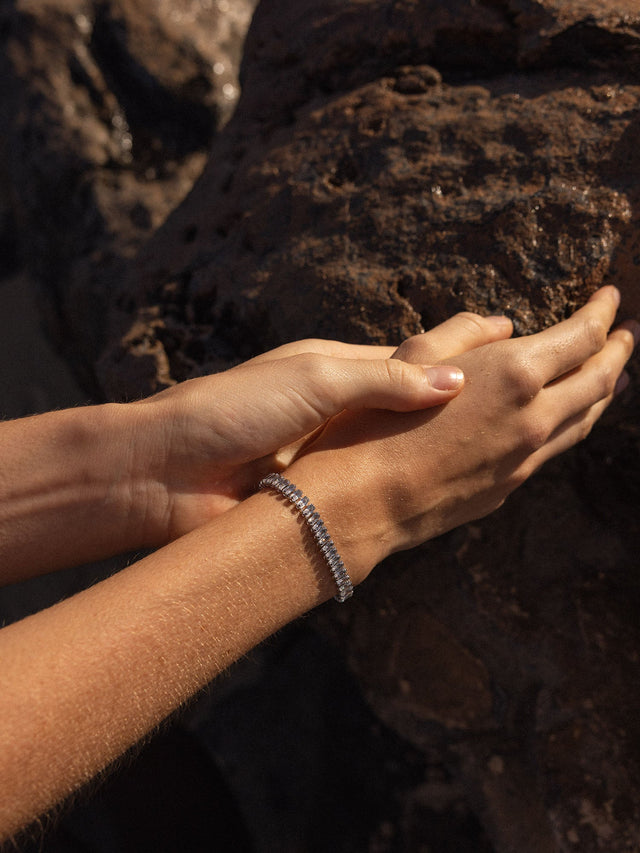 Silbernes Armband mit elegantem Design, getragen am Handgelenk, inspiriert von PURELEI.