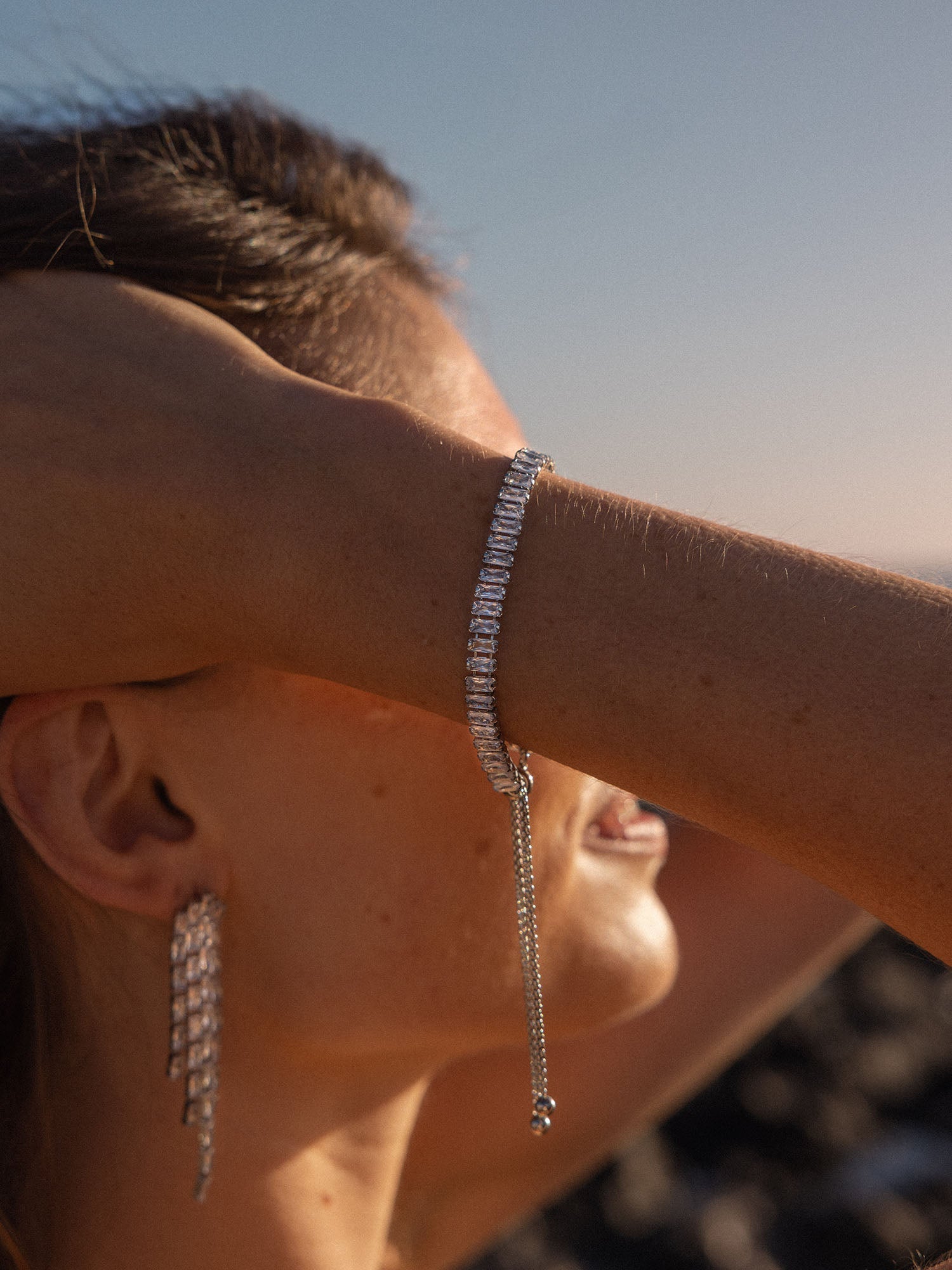 Silbernes Armband mit funkelnden Elementen, getragen im Sonnenlicht – PURELEI.