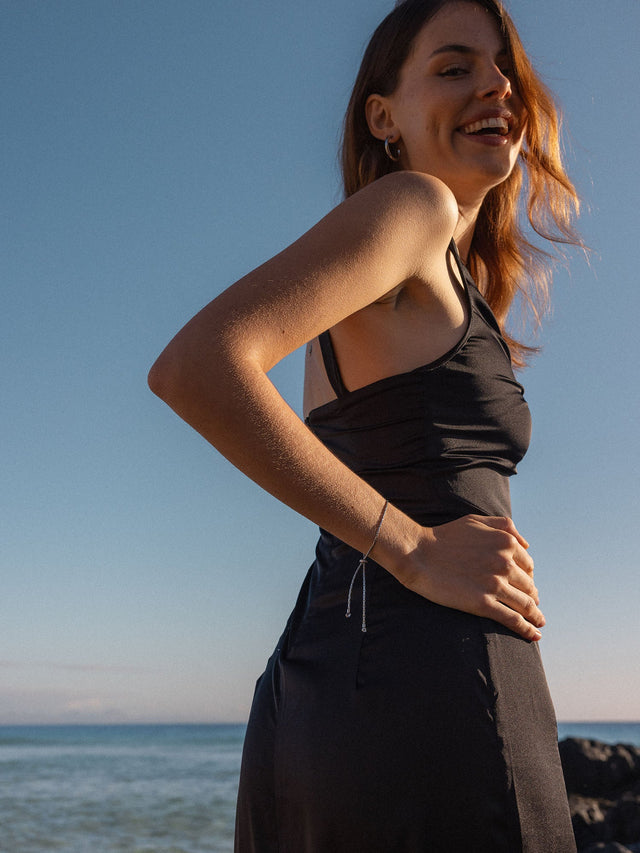 Silbernes Armband mit zarten Anhängern, getragen am Handgelenk, inspiriert von PURELEI.