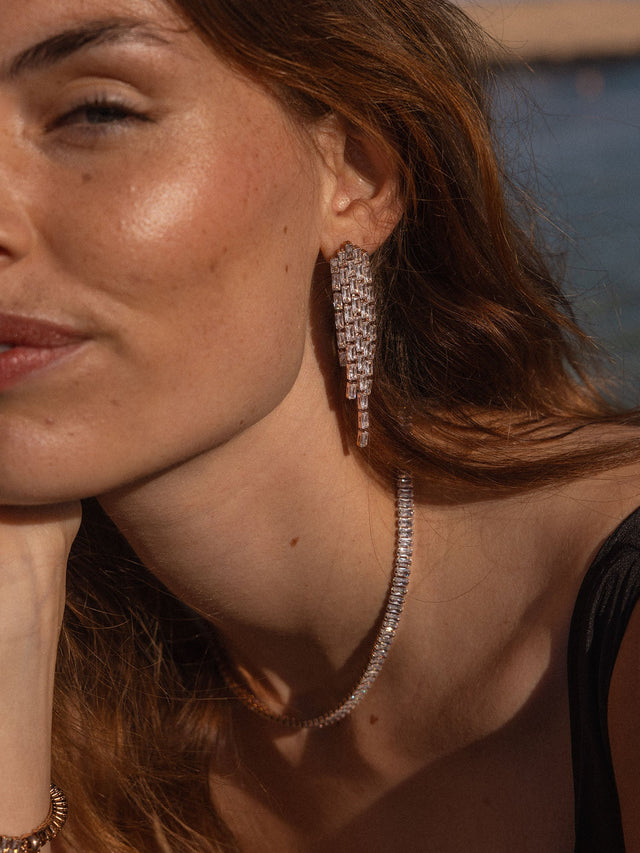 Elegante, silberne Ohrringe von PURELEI mit feiner Struktur, getragen in warmem Licht.