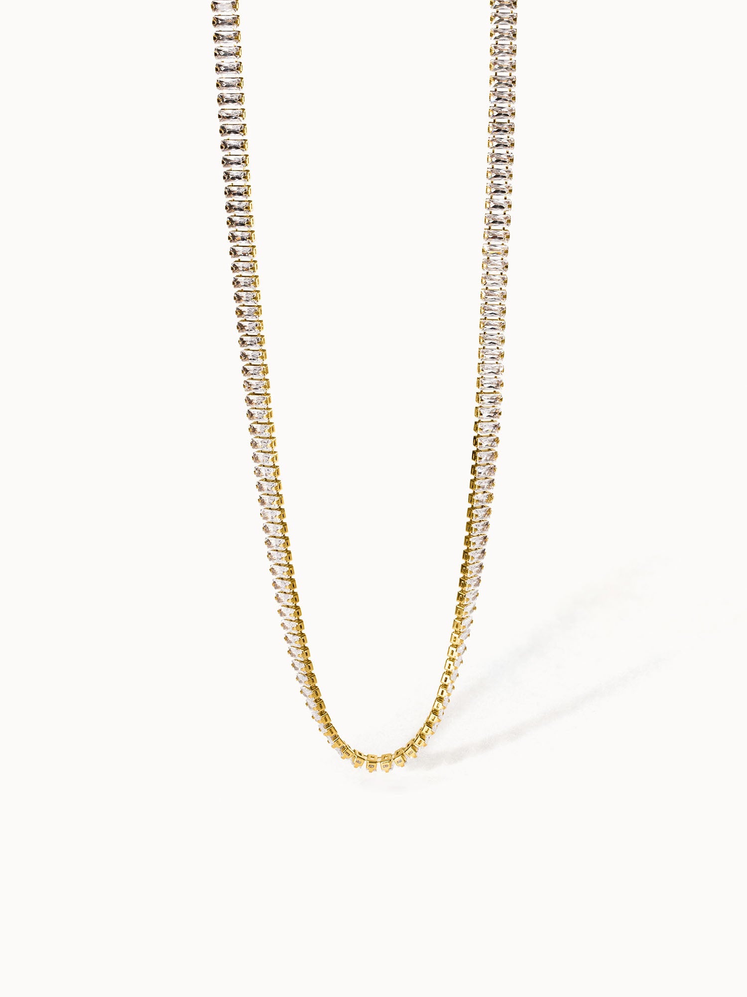 Goldene Kette mit funkelnden Kristallen, elegant und zeitlos, von PURELEI.