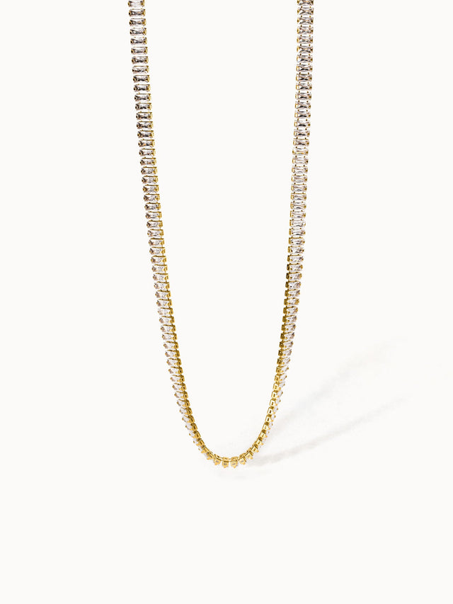 Goldene Kette mit funkelnden Kristallen, elegant und zeitlos, von PURELEI.