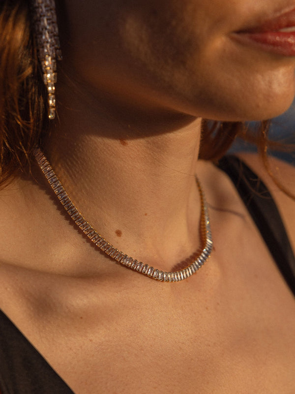 Silberne Kette mit klaren Steinen, elegant am Hals getragen, PURELEI-Style.