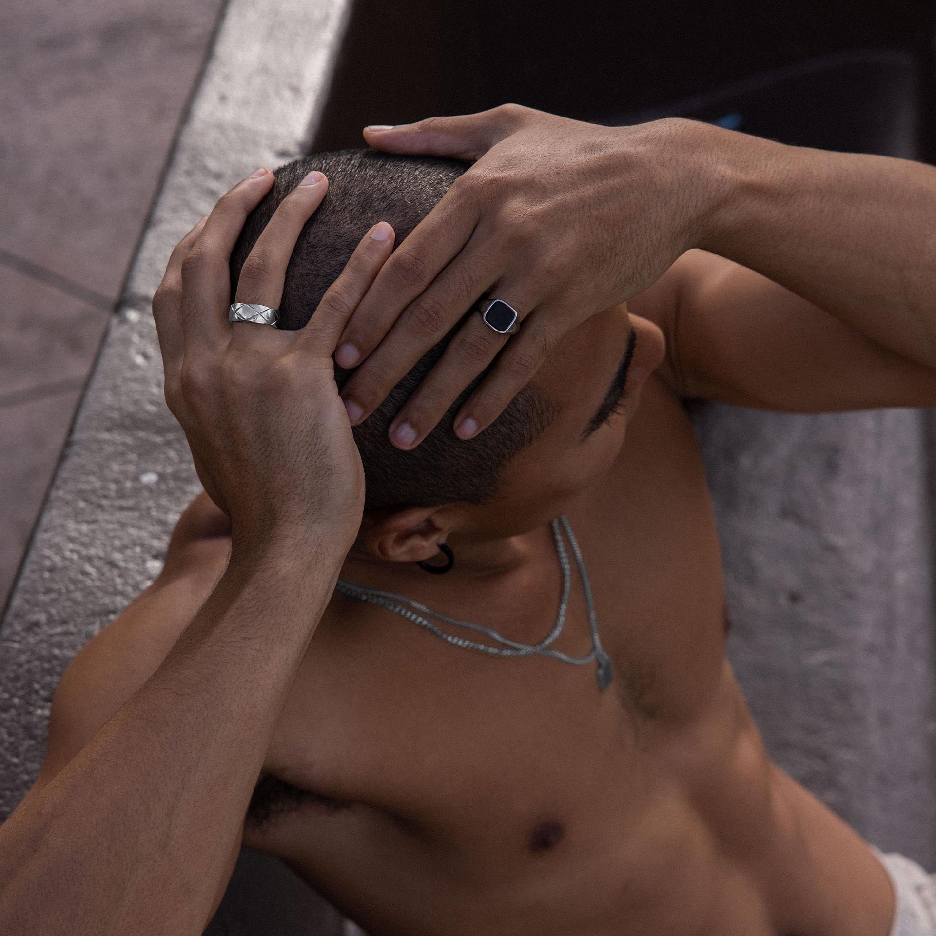 Silberne Ringe und Kette von PURELEI, elegant und modern, in entspannter Atmosphäre.