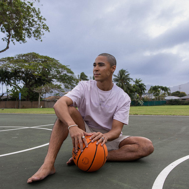 PURELEI Compass Men Kette aus vergoldetem Edelstahl mit Kompass-Anhänger, clean & elegant, getragen im urbanen Outdoor-Setting