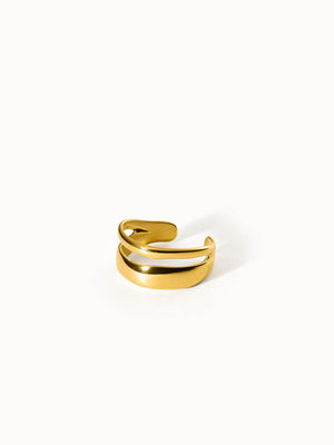 PURELEI Twin Tides Ring aus vergoldetem Edelstahl mit geschwungenen Bändern, elegant und feminin inszeniert.