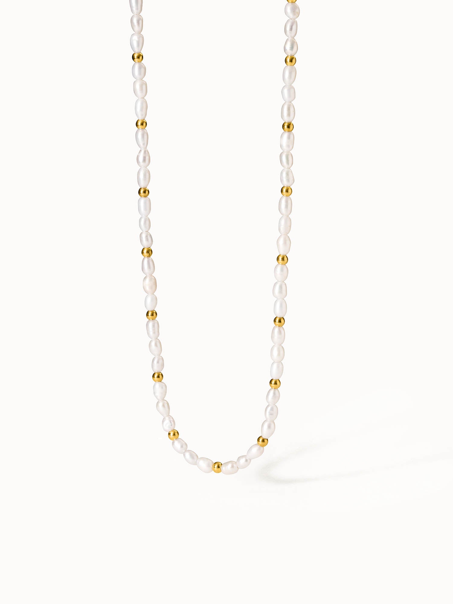 Penina Choker von PURELEI mit Süßwasserperlen und vergoldeten Edelstahl-Elementen, elegant und zeitlos.