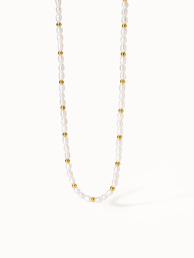 Penina Choker von PURELEI mit Süßwasserperlen und vergoldeten Edelstahl-Elementen, elegant und zeitlos.