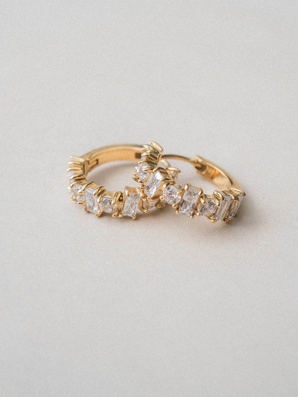 Goldene Creolen mit funkelnden Details, elegant und feminin – PURELEI.