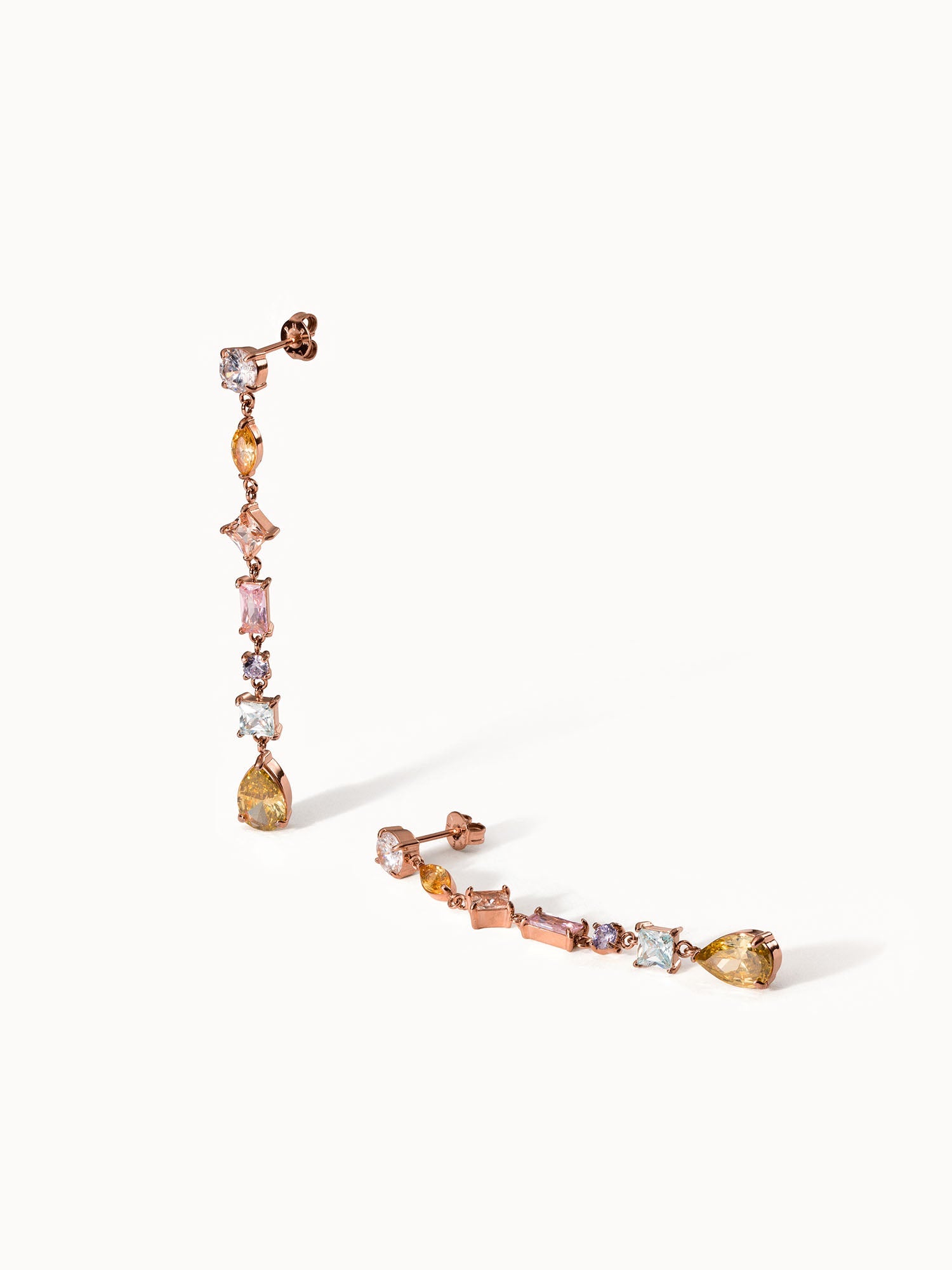 Roségoldene Ohrringe mit bunten Steinen, elegant und funkelnd, von PURELEI.