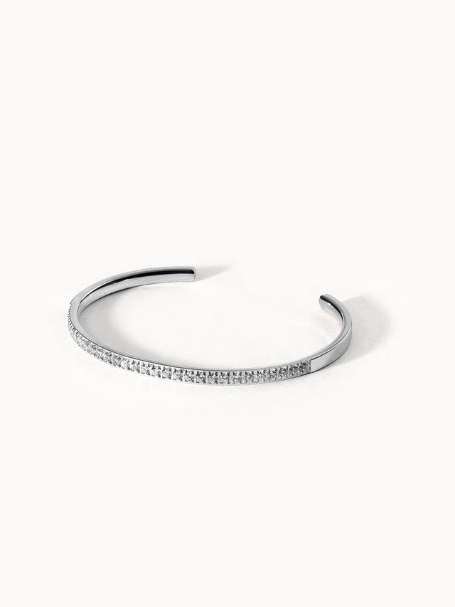 Silbernes Armband mit funkelnden Steinen, elegant und modern, von PURELEI.
