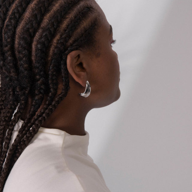 Big Drop Ohrringe aus silberfarbenem Edelstahl, elegant geschwungen, PURELEI, modern und feminin.