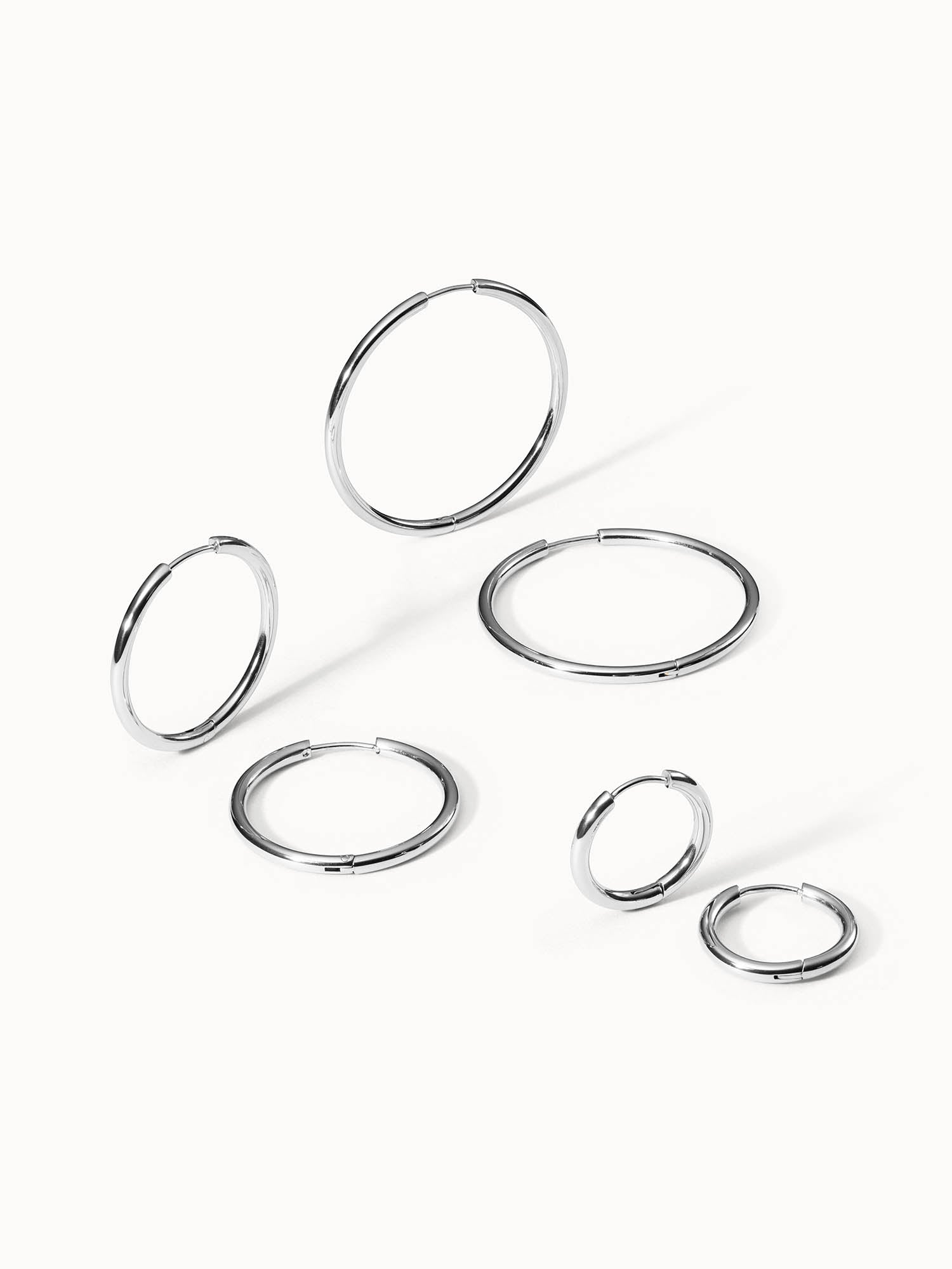 Silberne Creolen von PURELEI in verschiedenen Größen, modern und elegant.