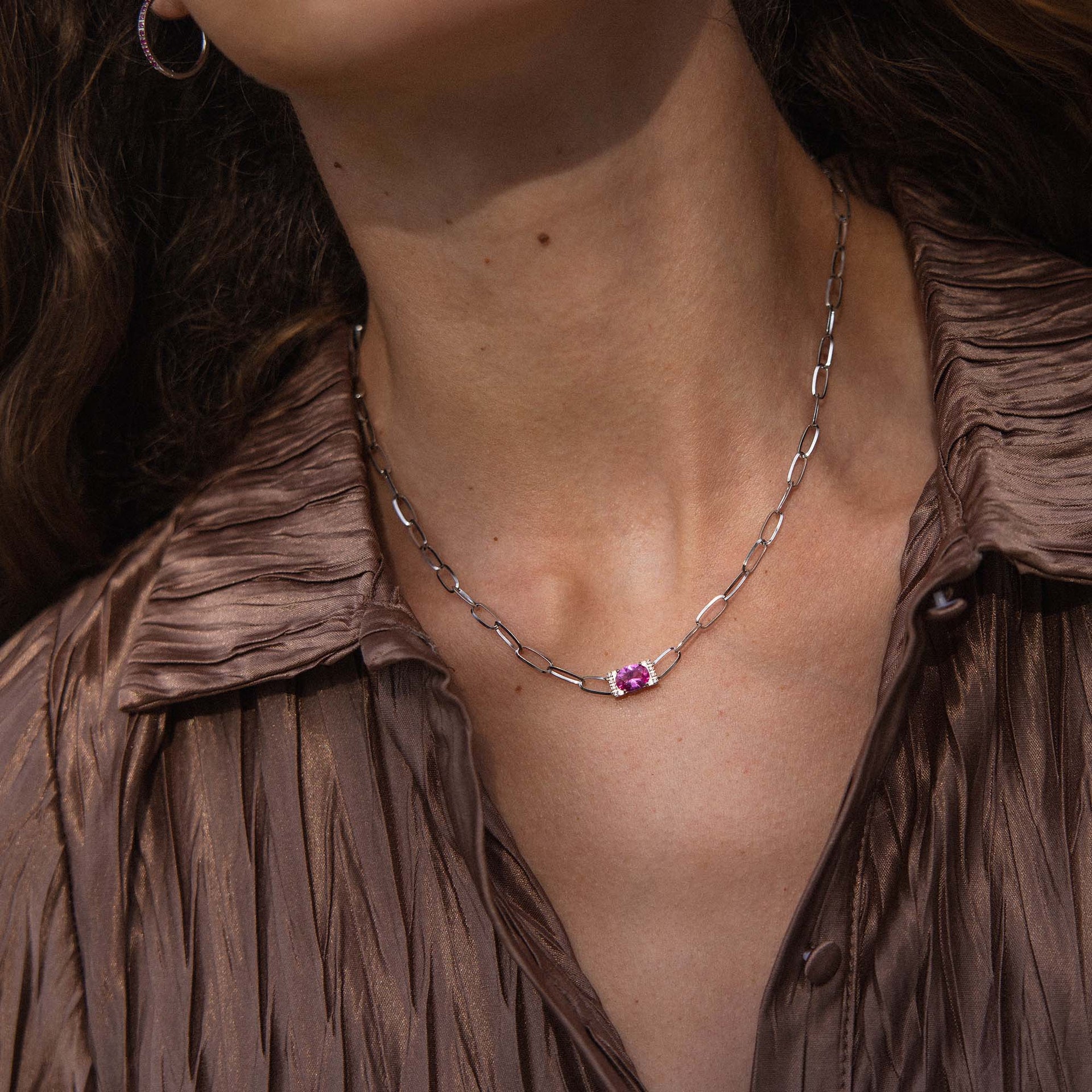Roségoldene Kette mit einzigartigem Design, getragen auf einem eleganten Oberteil von PURELEI.