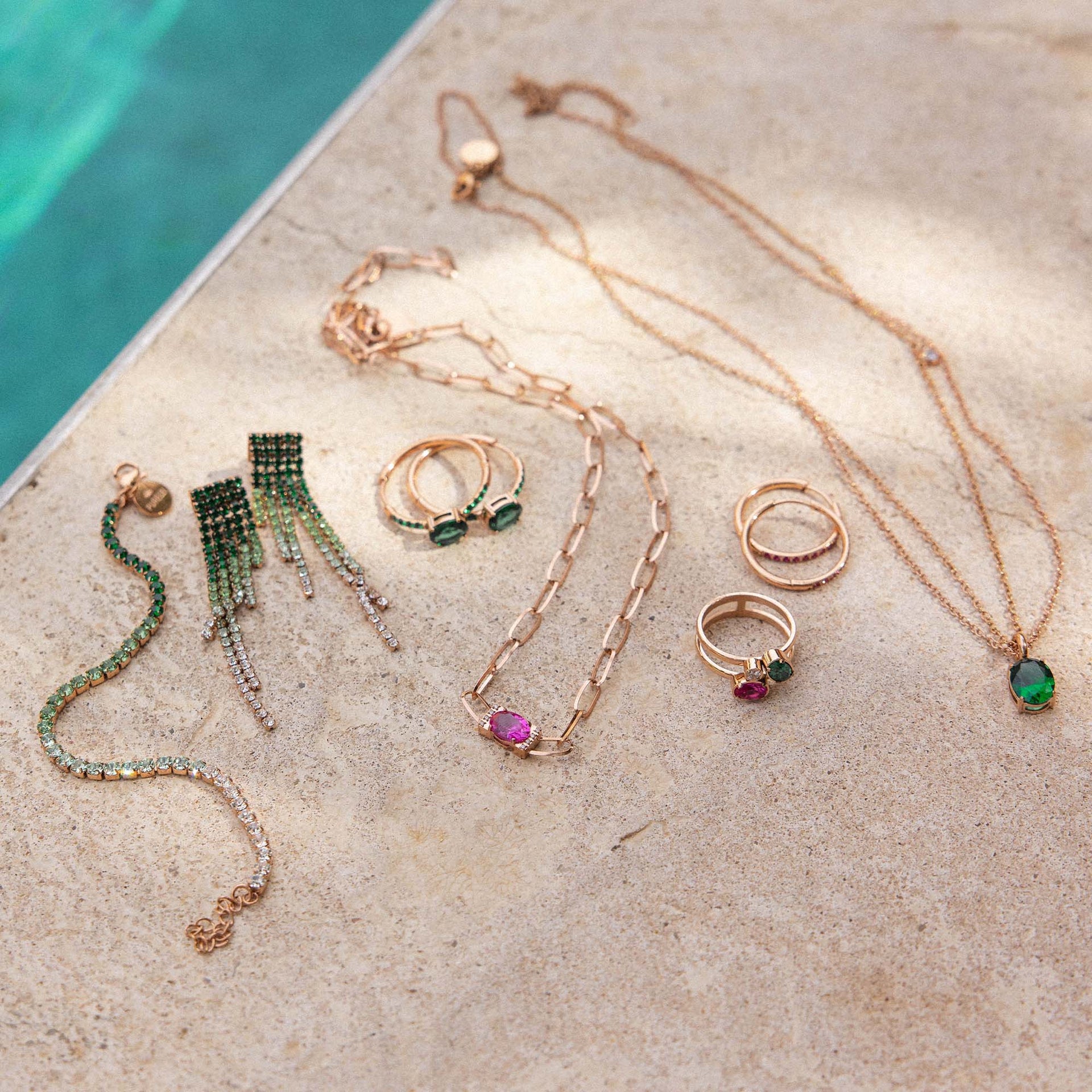 Vielseitiger Silberschmuck von PURELEI auf hellem Untergrund, elegant und modern.