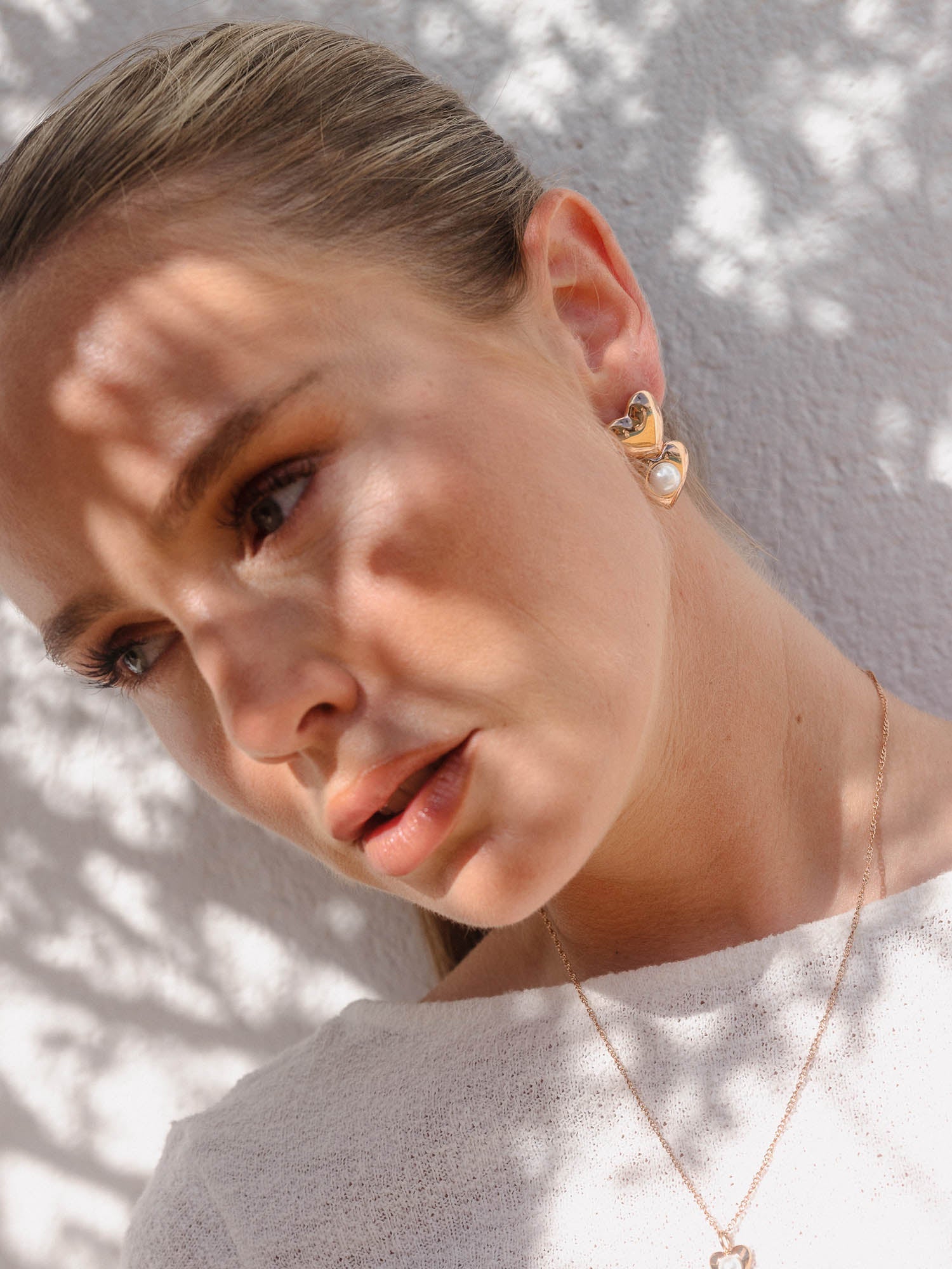 Roségoldene Ohrringe mit Perle, PURELEI, in sanftem Licht und Schatten