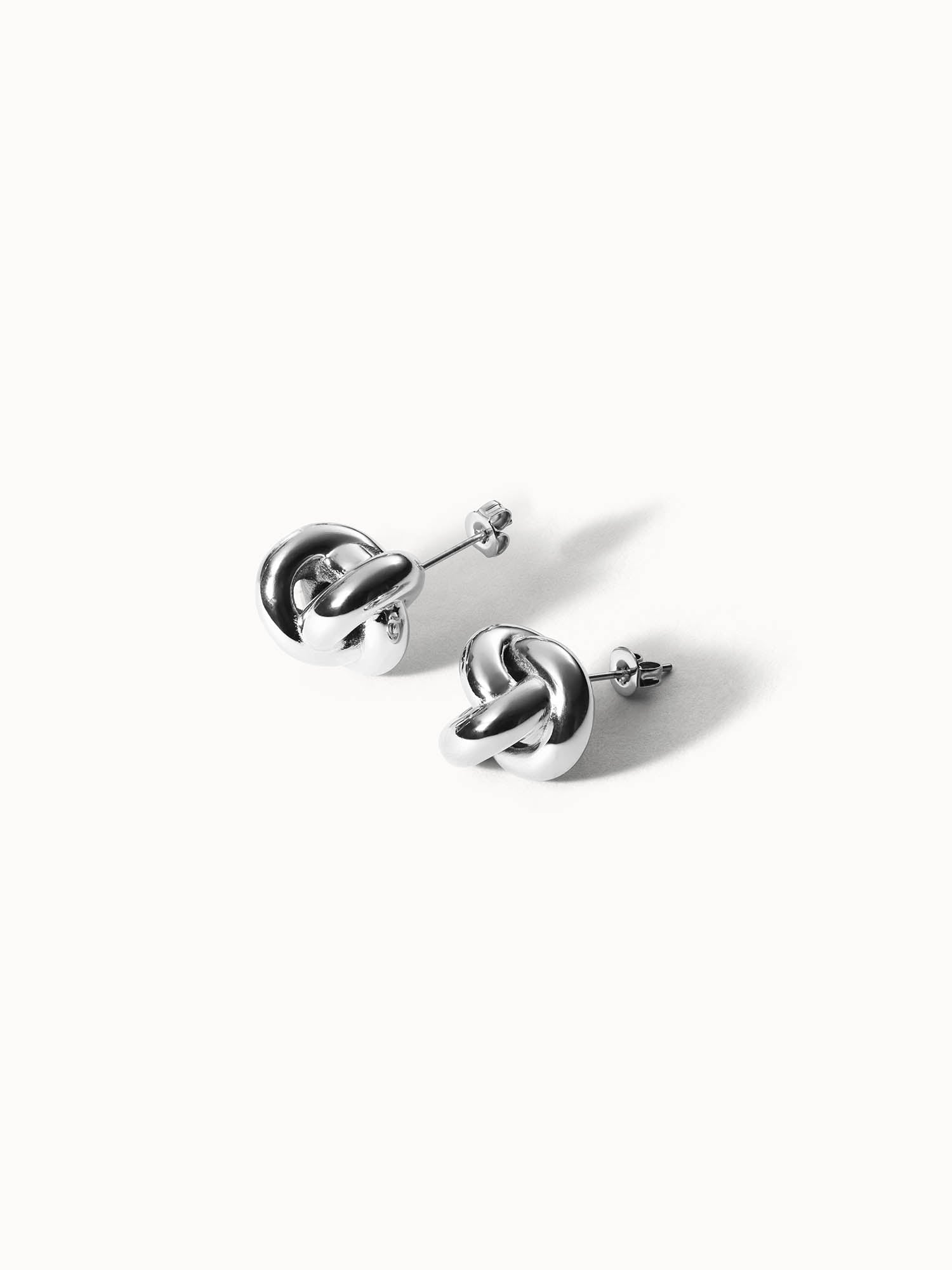 Silberne Ohrringe mit Knoten-Design von PURELEI, elegant und modern.