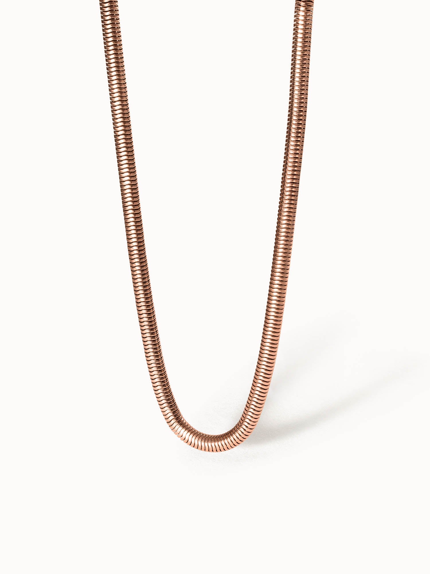 Roségoldene Kette mit geschwungenem Design von PURELEI, elegant und modern.