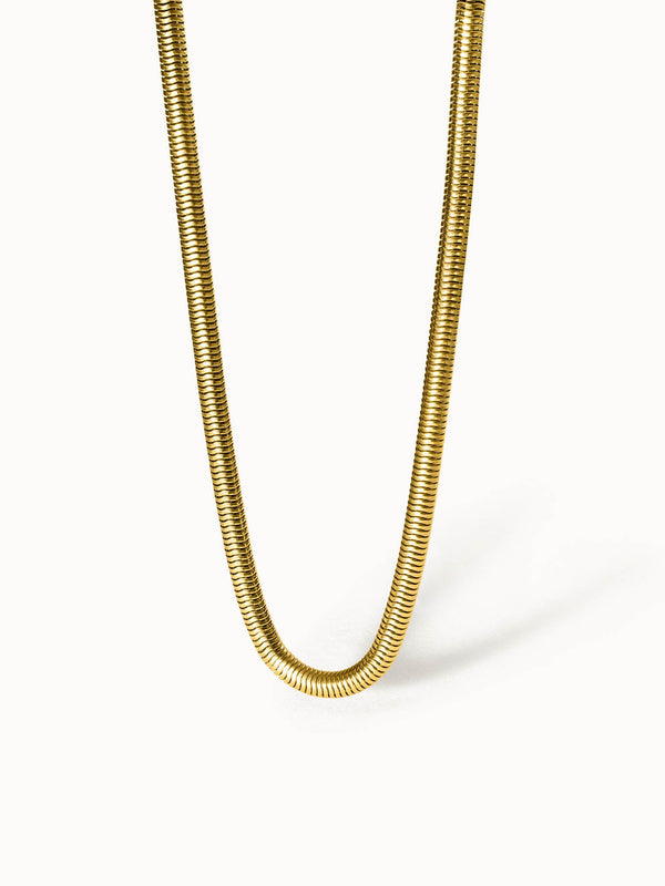 Goldene PURELEI Kette mit geschmeidigem Design, elegant und modern.