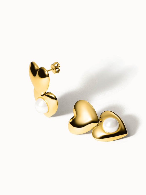 Goldene Herz-Ohrringe mit Perle von PURELEI, elegant und feminin.