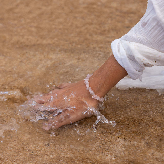 Rosenquarz Armband von PURELEI, zartes Steinarmband am Strand, feminin und natürlich, nickelfrei und wasserfest.