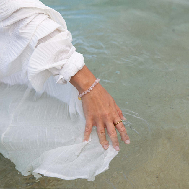 Rosenquarz Armband von PURELEI, zart rosé, natürlich, nickelfrei, elegant am Handgelenk im Wasser getragen