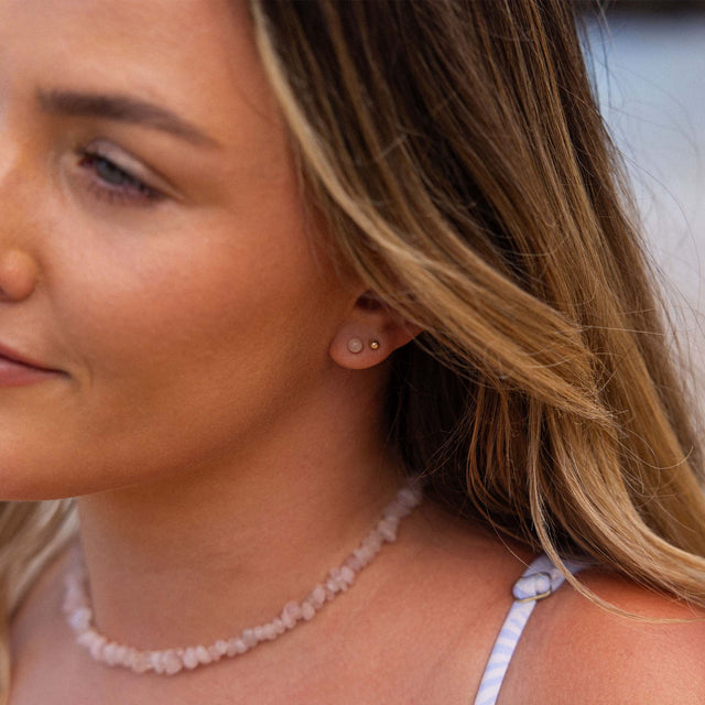 Zarte Ohrringe mit Perlen und eine elegante Kette von PURELEI, strahlend und feminin.