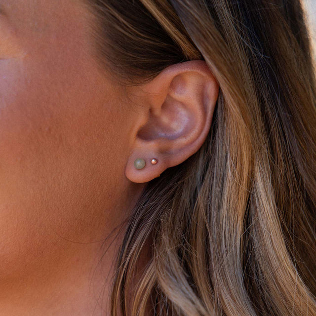 PURELEI Aventurine Ohrringe mit goldfarbenem Edelstahl und grün schimmernder Aventurinperle, schlicht und elegant.