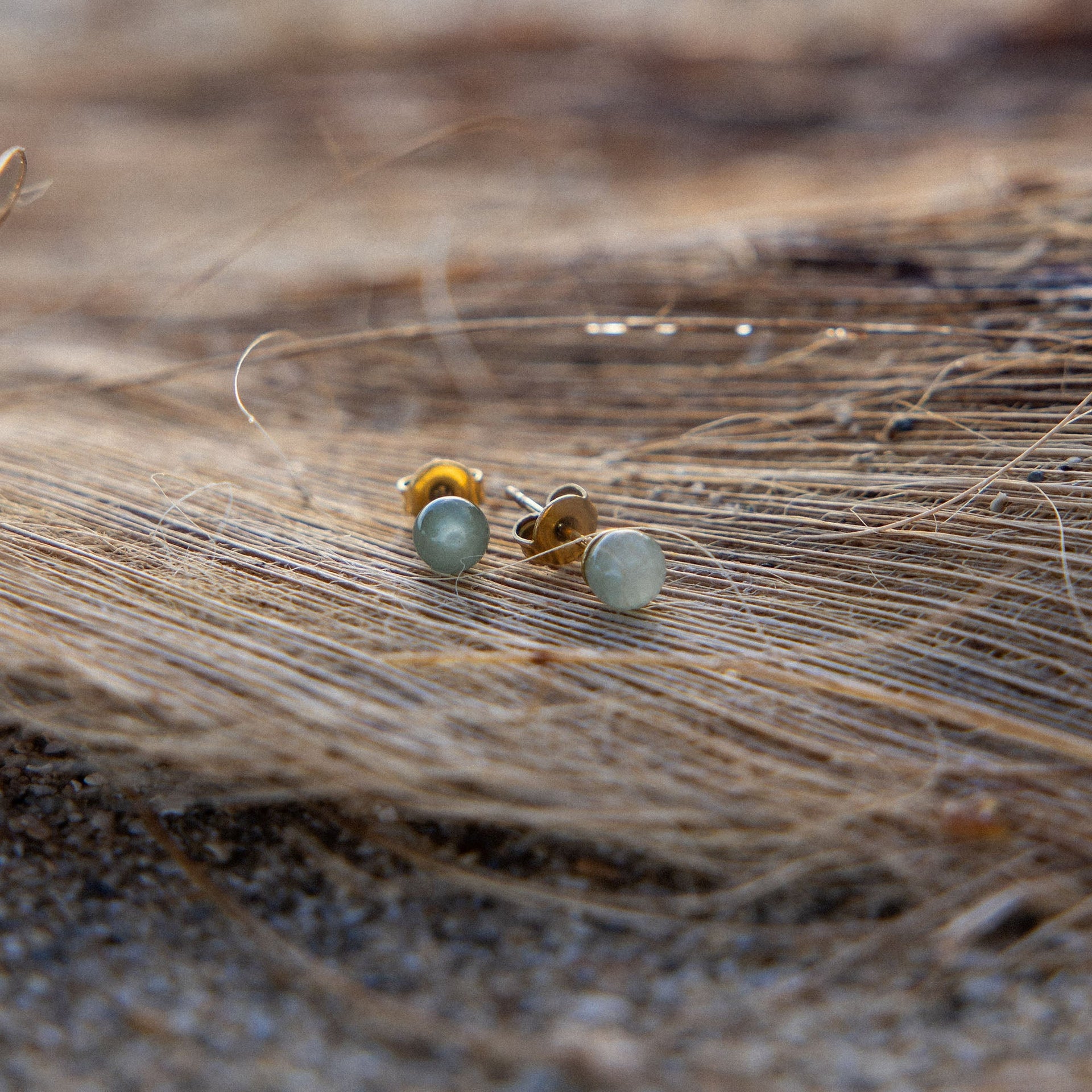 PURELEI Aventurine Ohrringe mit goldvergoldetem Edelstahl und grüner Steinperle auf natürlichem Hintergrund