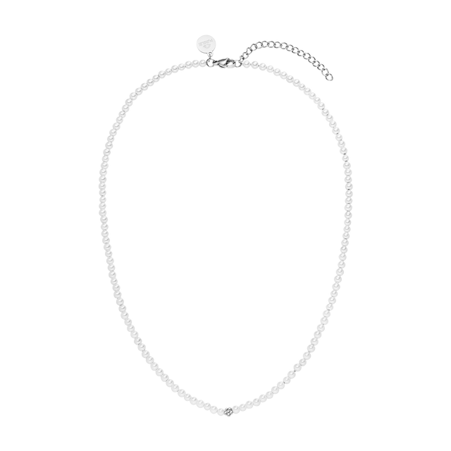 Weiße Perlenkette mit silbernem Verschluss von PURELEI, elegant und zeitlos.