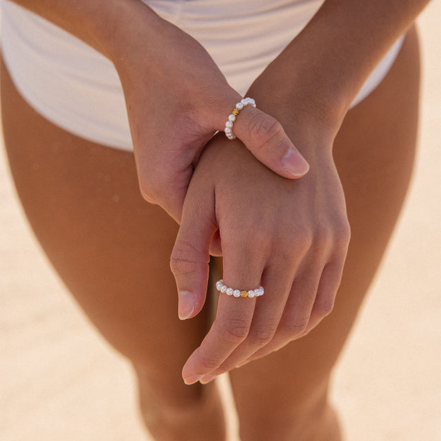 PURELEI Anxiety Shiny Bloom Ring mit goldenen und Muschel-Perlen, elastisch, strahlt feminine Leichtigkeit am Strand aus