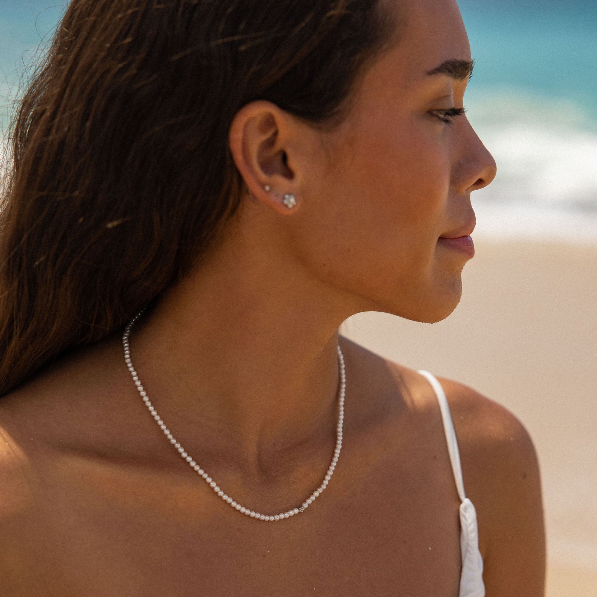 Perlenkette von PURELEI, elegant und feminin, strahlt tropische Leichtigkeit aus.