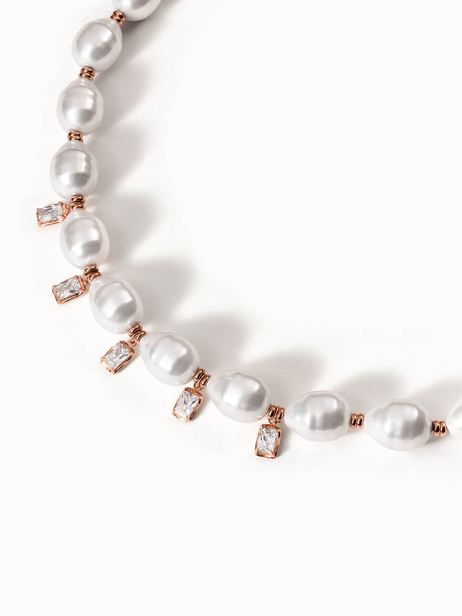 Perlenkette mit roségoldenen Akzenten von PURELEI, elegant und feminin.