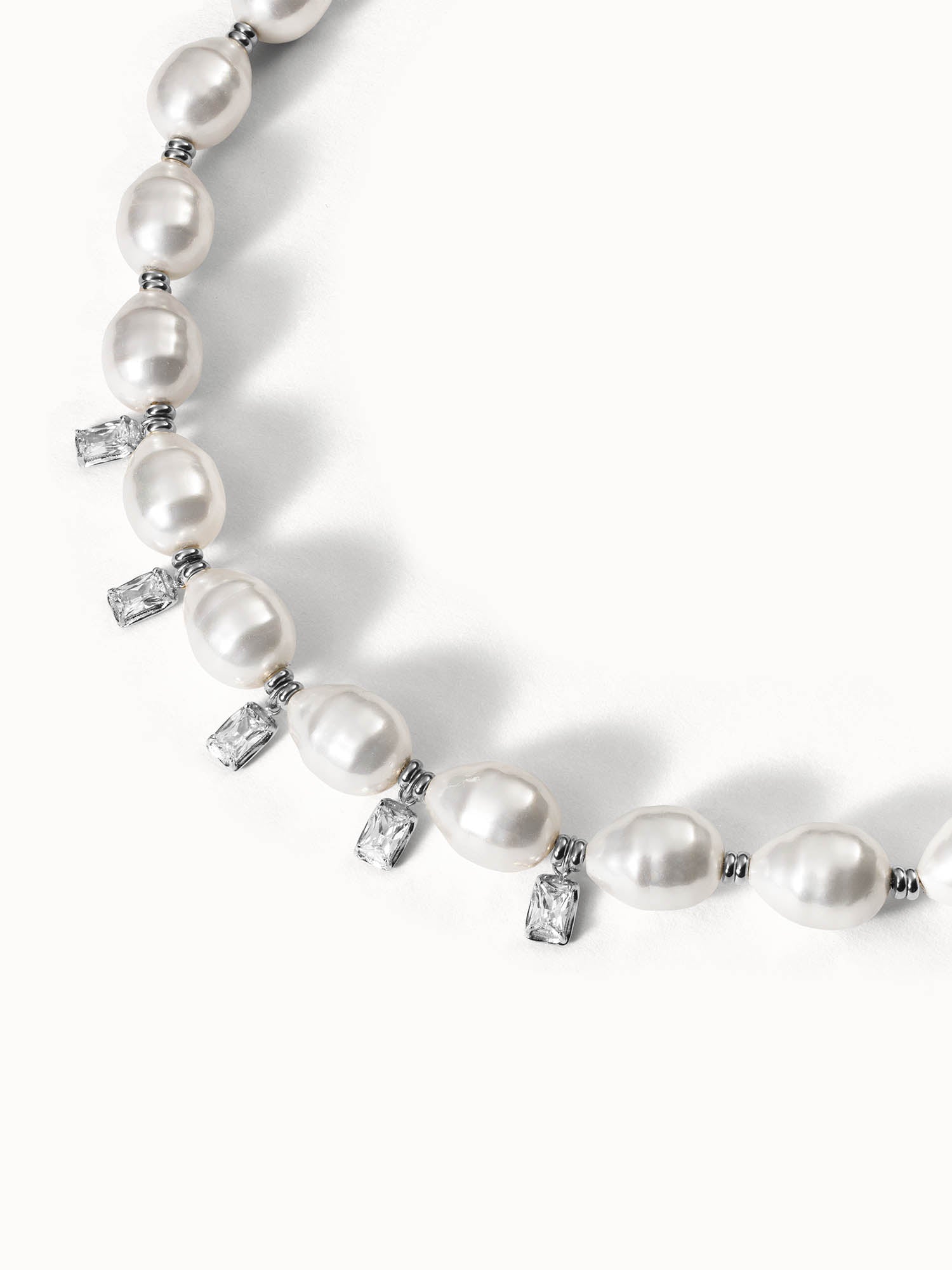 Perlenkette mit silbernen Akzenten, elegant und zeitlos, von PURELEI.