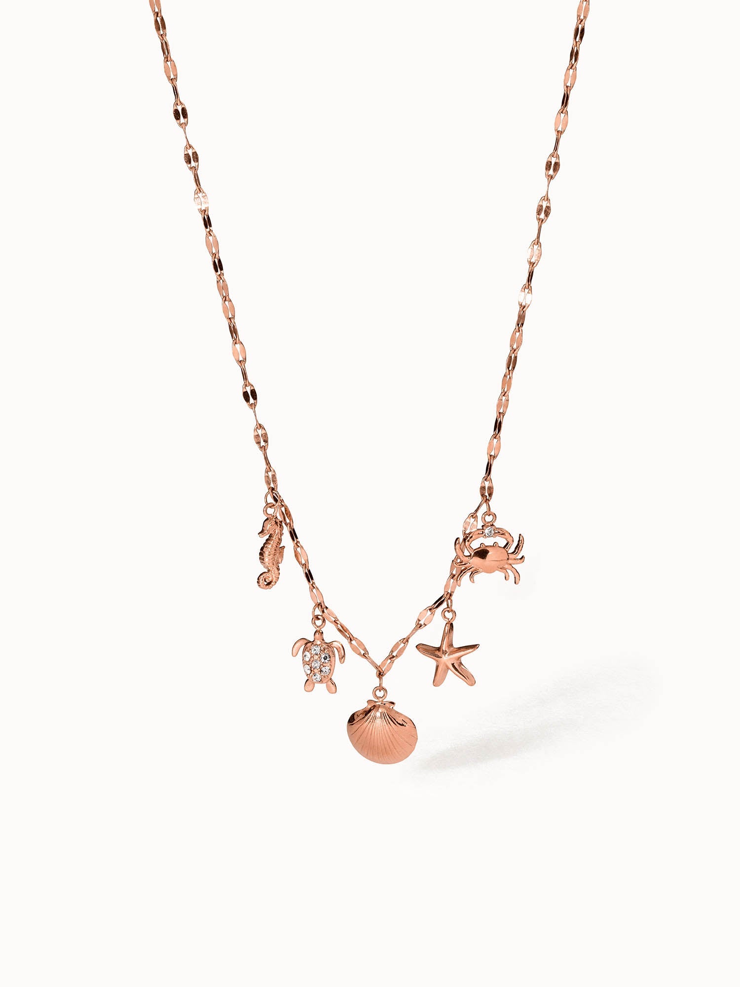 Roségoldene Kette mit maritimen Anhängern von PURELEI, elegant und verspielt.