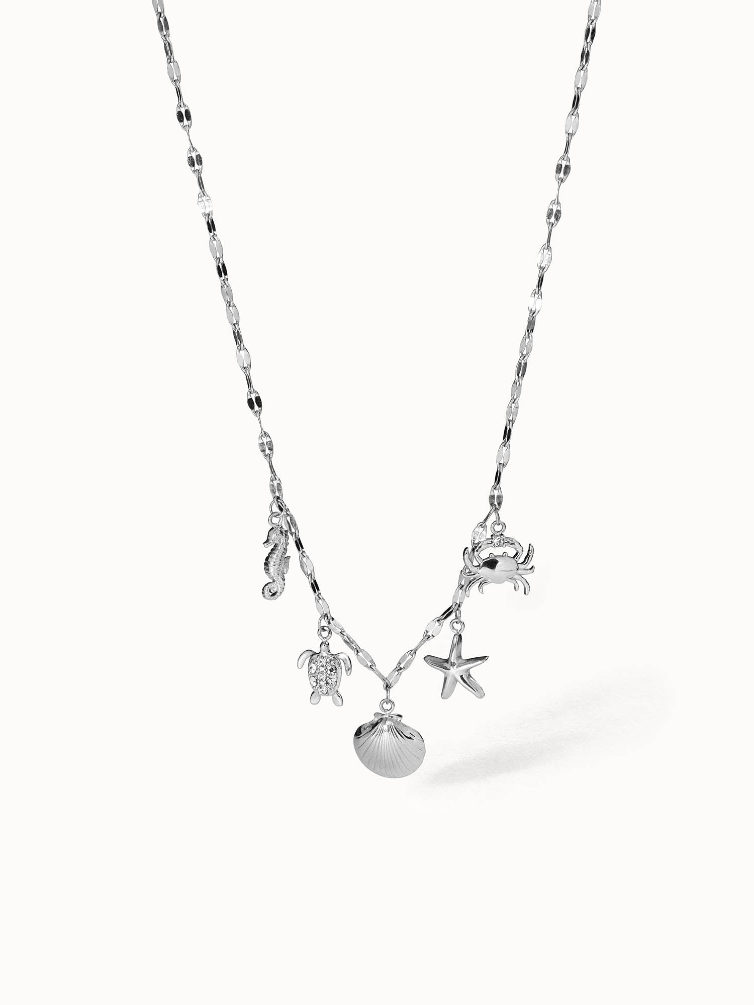 Silberne Kette mit maritimen Anhängern von PURELEI, elegant und verspielt.