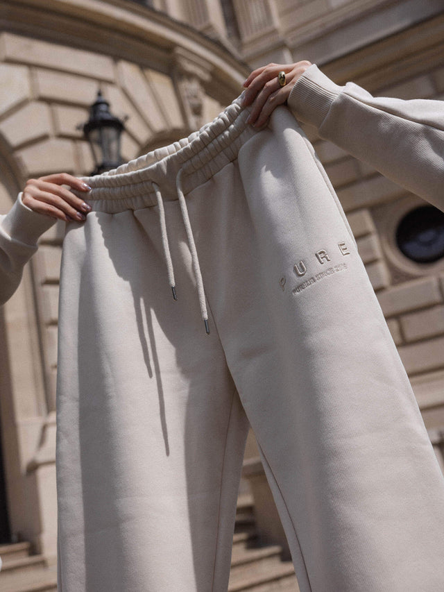 PURELEI Feeling Pure Sweatpants Beige, gemütliche Baumwollhose mit Kordelzug und dezenter Stickerei im urbanen Flair.