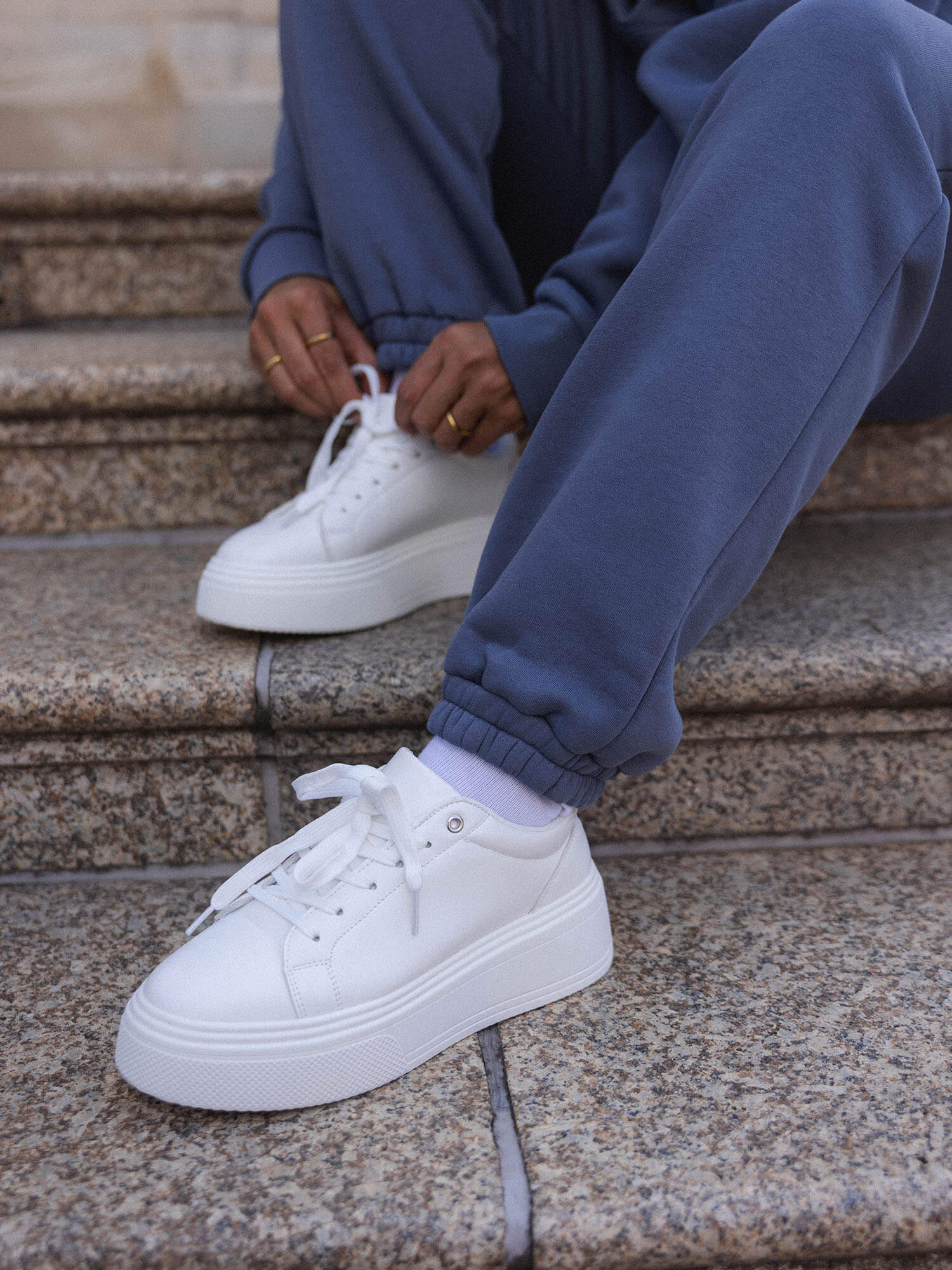 Feeling Pure Sweatpants Dark Blue in Baumwolle-Mix mit Stickerei, geradem Bein und gemütlichem Stretchbündchen von PURELEI