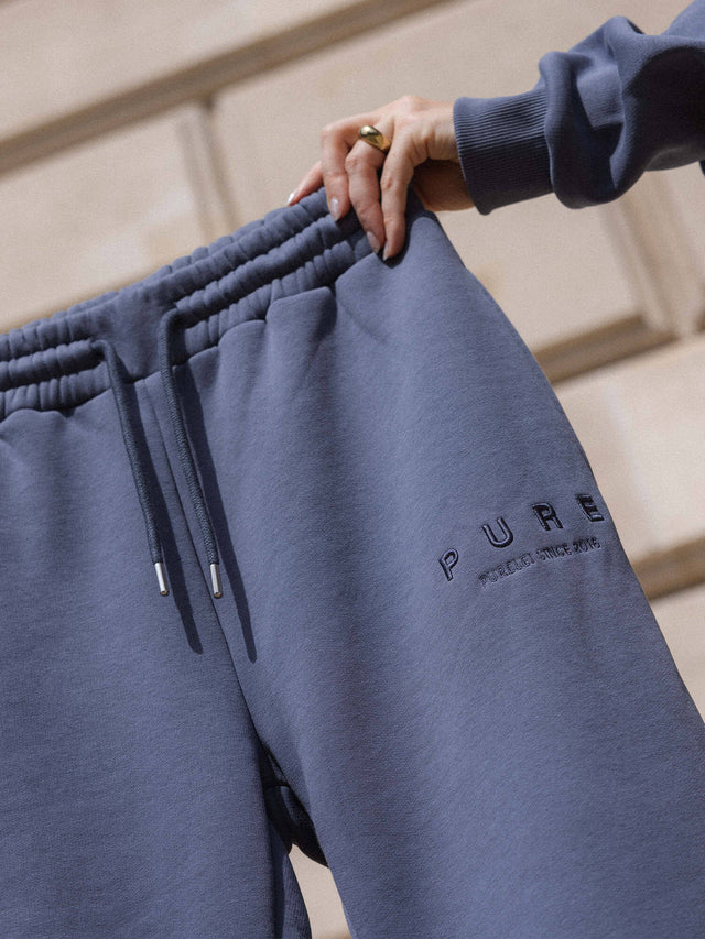 Feeling Pure Sweatpants Dark Blue aus weicher Baumwolle mit Stickerei, geradem Bein und Kordelzug von PURELEI.