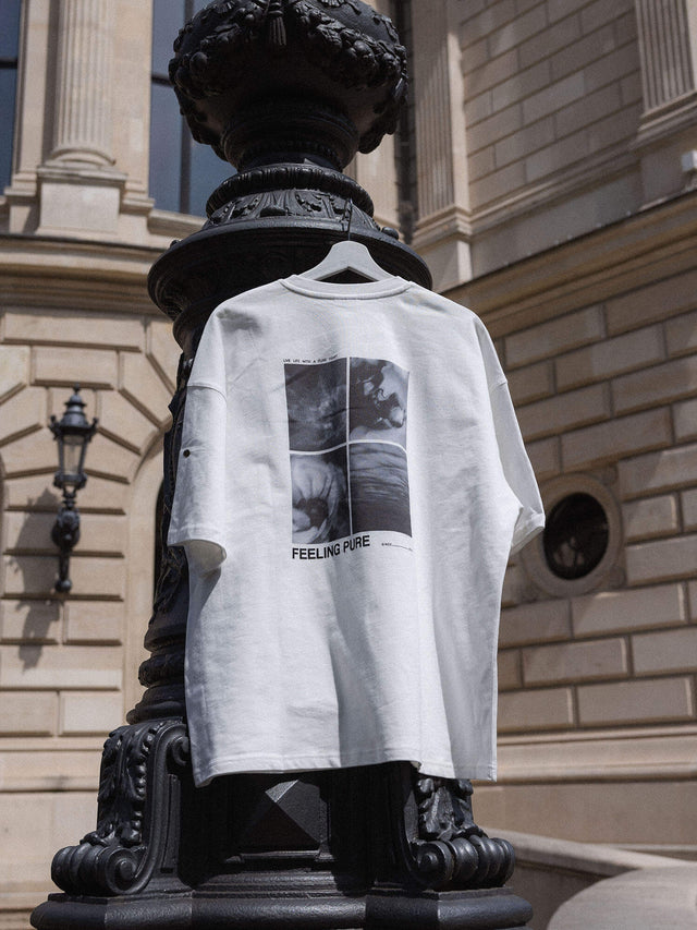 T-Shirt Feeling Pure White aus hochwertiger Baumwolle in Creme, oversized mit künstlerischem Print, PURELEI Ästhetik.