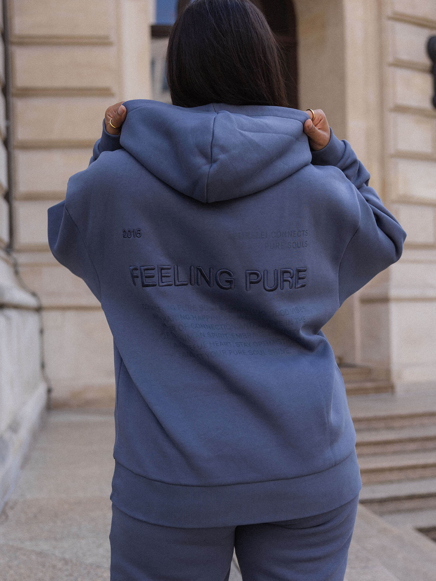 Feeling Pure Hoodie Dark Blue in leichter, oversized Passform mit Stickerei, pure Eleganz und Komfort von PURELEI.