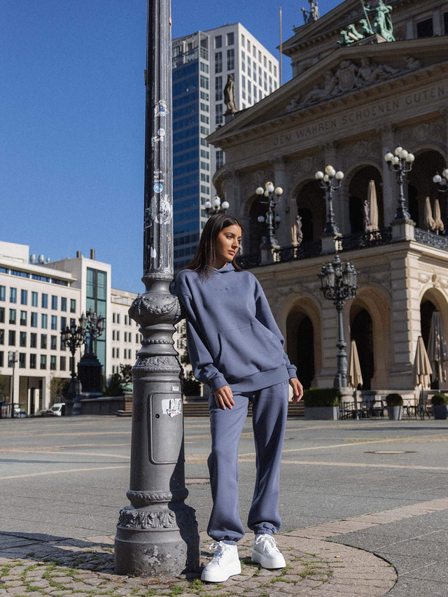 Feeling Pure Hoodie Dark Blue aus Baumwolle-Mix, oversized, mit stilvoller Stickerei, urban und entspannt, PURELEI Marke.