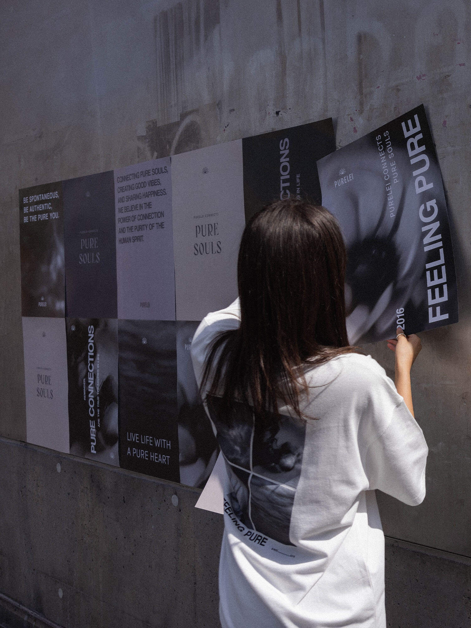 Weißes PURELEI T-shirt Feeling Pure White mit oversized Passform und markantem Frontprint in urbaner, klarer Ästhetik.