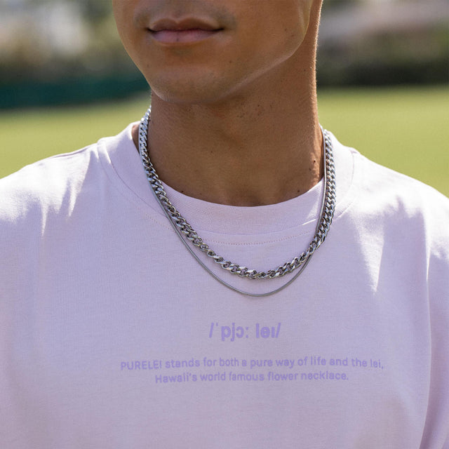 Silberne Kette von PURELEI, elegant und modern, getragen über einem weißen T-Shirt.